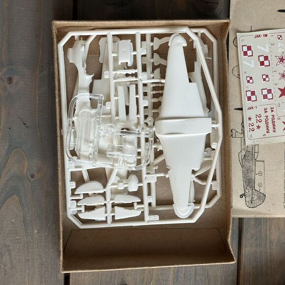 VTG MIKRO RUSSIAN YAKOVLEV YAK-1M FIGHTER AIRPLANE PLASTIC MODEL KIT  1/72 Scale - Picture 10 of 12